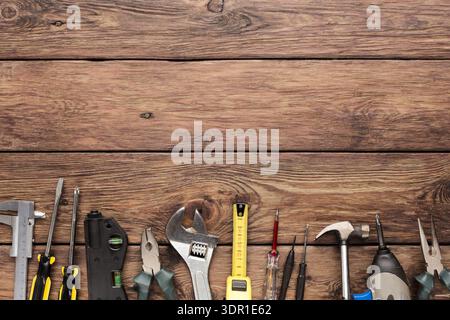 Werkzeuge auf einem Holztisch für Hausverbesserungs- und Reparaturarbeiten Stockfoto