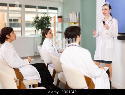 Qualifizierte Ärztin führt eine Vorlesung für medizinische Fachkräfte Stockfoto