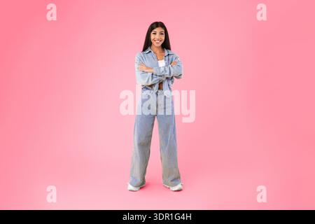 Porträt einer glücklichen jungen Frau, die im Studio posiert Stockfoto