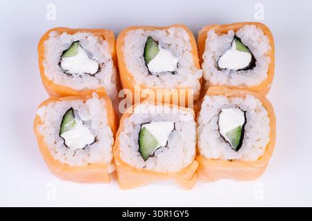 Minimale Sushi-Brötchen, die Kernbestandteile Lachsreis-Gurke und Käse hervorheben, entstrichene Zusammensetzung, klare Inhaltsstofforientierung, ehrliches Produktpresen Stockfoto