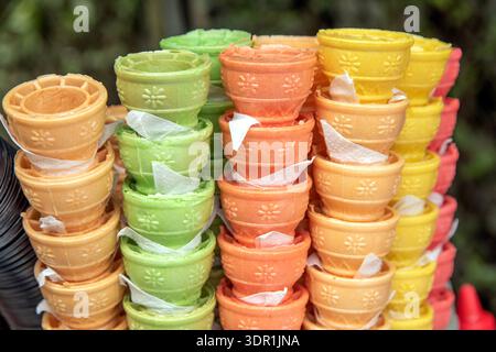 Bunte Waffeleiskegel: Lebendiges Streetfood. Eine lebhafte Reihe von Eiskegeln mit Waffeln. Ideal für Desserts, Sommerpartys und kreative Ideen Stockfoto