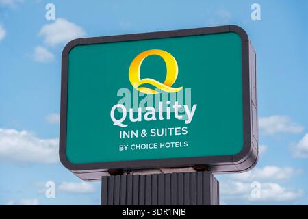 New Hartford, NY - 12. Februar 2026: Schild am Straßenrand des Quality Inn & Suites, eine seit langem etablierte mittelgroße Hotelmarke, die standardisierte Unterkünfte bietet Stockfoto