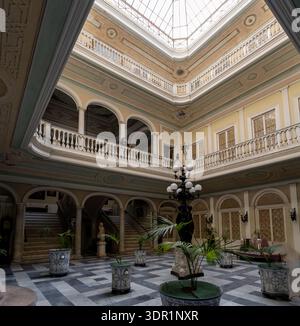 Cadiz, Spanien - 26. September 23: Innenhof des Atriums in Cádiz, Andalusien, Spanien, mit Glasdach, Bogengalerien, Marmortreppe und po Stockfoto
