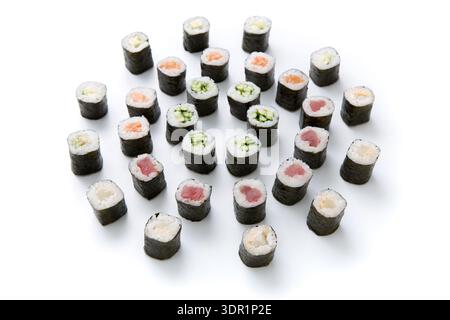 Verschiedene Arten von Sushi auf weißem Hintergrund für Präsentation und Anzeige Stockfoto
