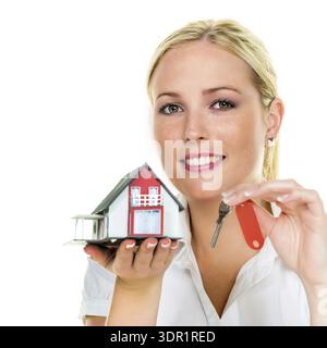 Eine Frau beschützt ihr Zuhause. Gute Versicherung und gute Finanzierung, Studioaufnahme, Modellveröffentlichung, Bundesrepublik Deutschland Stockfoto