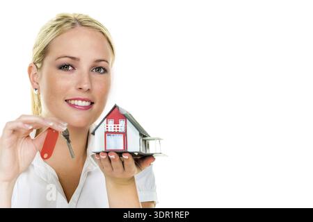 Eine Frau beschützt ihr Zuhause. Gute Versicherung und gute Finanzierung, Studioaufnahmen, Bundesrepublik Deutschland Stockfoto