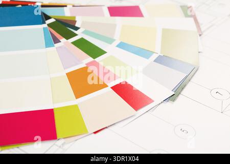 Sammlung von Farbmustern, die in einer Collage auf einem Design-Layout mit verschiedenen Schattierungen angeordnet sind Stockfoto