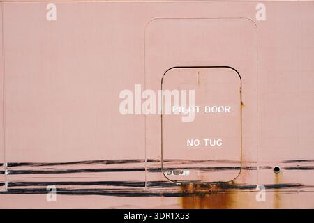 Nahaufnahme eines Schiffes mit der Aufschrift „Pilot Door“, Zeebrugge Harbour, Zeebrugge, Flandern, Belgien Stockfoto