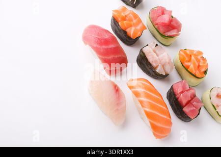 Verschiedene Sushi-Stücke in einem bunten Display auf einem einfachen Hintergrund angeordnet Stockfoto