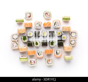 Sushi-Varietät auf weißem Hintergrund mit verschiedenen Arten und Stilen Stockfoto