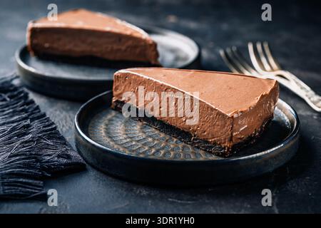 Scheibe zuckerfreier Schokoladen-Käsekuchen auf Teller, kohlenhydratarm Stockfoto