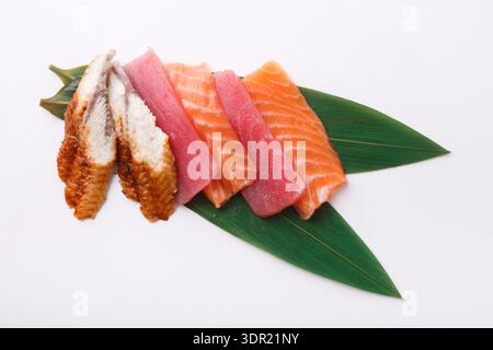 Sammlung verschiedener Sushi-Stücke auf einem Blatt angeordnet Stockfoto