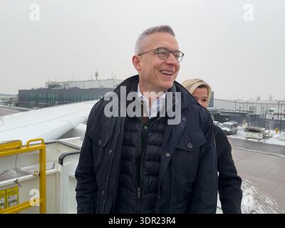 Berlin, Deutschland. Februar 2026. Bundesminister für Digitaltechnik Karsten Wildberger (CDU) reist mit der Luftwaffe des Bundesministeriums für Verteidigung zum AI Impact Summit in Neu-Delhi. Der internationale Gipfel zur künstlichen Intelligenz befasst sich mit den neuesten KI-Anwendungen, der verantwortungsvollen Nutzung und den sozialen und wirtschaftlichen Herausforderungen der KI. Quelle: Jörg Ratzsch/dpa/Alamy Live News Stockfoto