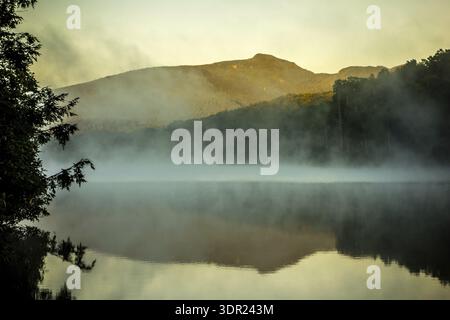 Grandfather Mountain Sunrise Reflections am Julian Price Lake in den Blue Ridge Mountains im Westen von North Carolina Stockfoto