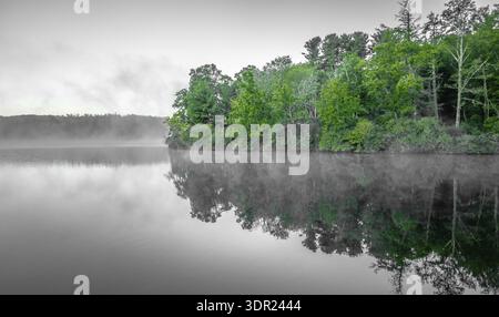 Grandfather Mountain Sunrise Reflections am Julian Price Lake in den Blue Ridge Mountains im Westen von North Carolina Stockfoto