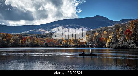 Grandfather Mountain Sunrise Reflections am Julian Price Lake in den Blue Ridge Mountains im Westen von North Carolina Stockfoto