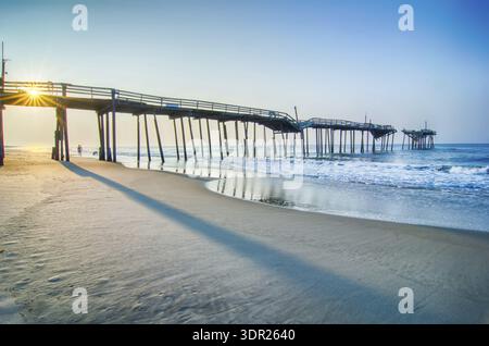 Verlassener North Carolina Fishing Pier in Avon Outer Banks OBX Cape Hatteras National Seashore Stockfoto