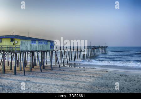 Verlassener North Carolina Fishing Pier in Avon Outer Banks OBX Cape Hatteras National Seashore Stockfoto