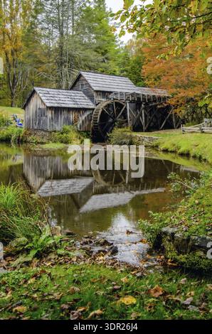 Virginias Mabry Mill auf den Blue Ridge Parkway in der Herbst-Saison Stockfoto
