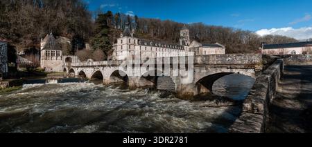 Pont Coudé mit der Dronne im Hochwasser, Brantôme en Périgord; Département Dordogne, Frankreich Stockfoto
