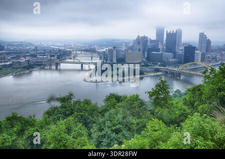 Pittsburgh, Pennsylvania – Stadt in den Vereinigten Staaten. Skyline mit Allegheny und Monongahela River Stockfoto