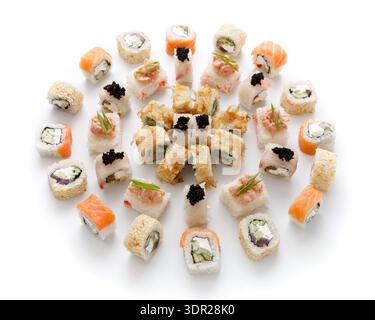 Sushi in kreisförmigem Muster auf einer weißen Oberfläche mit verschiedenen Serviertypen Stockfoto
