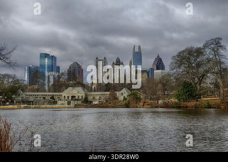 Skyline und Reflexionen von Midtown Atlanta, Georgia im Lake Meer vom Piedmont Park Stockfoto