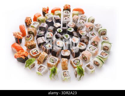Verschiedene Arten von Sushi, die in einem Kreismuster auf einer weißen Oberfläche angeordnet sind Stockfoto