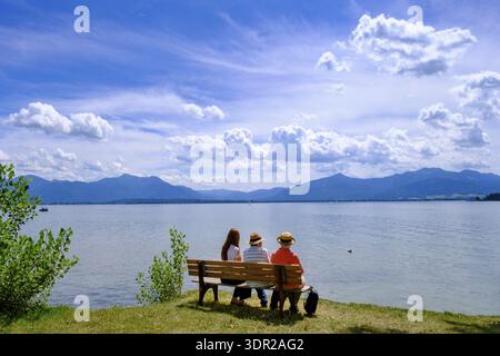 Senioren, Familie, Paar auf Rastplatz, Fraueninsel, Chiemsee, Chiemgau, Oberbayern, Bayern, Deutschland Stockfoto