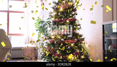 Glühend dekorierter Weihnachtsbaum funkelt im Wohnzimmer, rote Girlande, goldenes Konfetti fällt Stockfoto