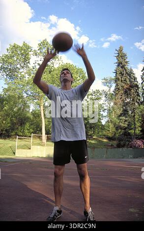Junger Mann, der Basketball spielt, New York, USA Stockfoto