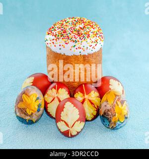 Osterkuchen mit Ostereiern Stockfoto