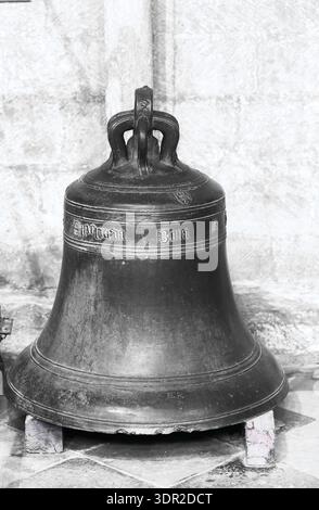 Glocke aus dem 15. Jahrhundert, die St. Etheldreda gewidmet ist, in der christlichen Kathedrale in Ely, England. Stockfoto
