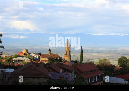 Atemberaubender Blick auf die roten Häuser von Sighnaghi mit Blick auf das Alazani-Tal. Stockfoto