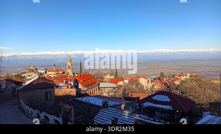Atemberaubende Aussicht über Sighnaghi und das Alazani-Tal, mit den Kaukasus-Bergen im Hintergrund. Stockfoto