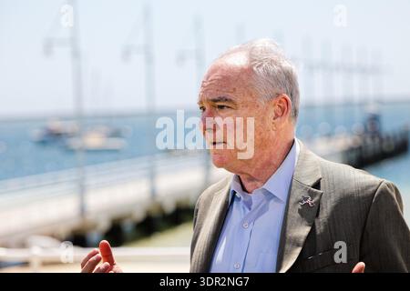 Der US-Senator Tim Kaine hält am Dienstag, den 17. Februar, eine Pressekonferenz in Rockingham, Western Australia ab. Senatorin Kaine, Mitglied des Senate Armed Services Committee, besucht Australien, um Gespräche über AUKUS, die australische, US-amerikanische und britische U-Boot-Partnerschaft zu führen. Rockingham und die angrenzende Garden Island werden eine wichtige Basis für U-Boote sein. Foto: Trevor Collens Stockfoto
