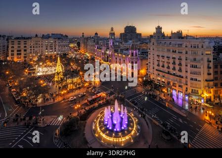 Ratsplatz von Valencia (Spanien) mit Lichtern an Weihnachten. Stockfoto