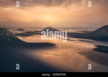 Strand in Stokksnes (Island) mit dem goldenen Licht eines Sonnenuntergangs. Stockfoto