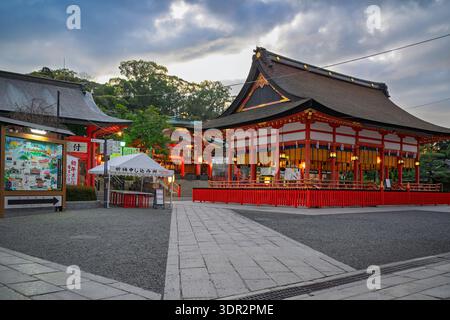 Kyoto Japan - Januar 2026: Eingang von Fushimi Inari bei Sonnenaufgang mit beleuchteten Laternen Stockfoto