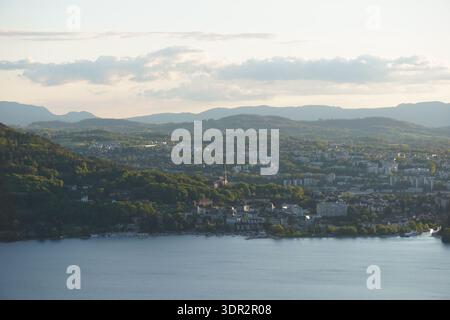 Die urbane Skyline von Annecy bei Sonnenuntergang mit Lake and Hills, Frankreich Stockfoto