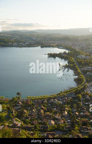 Hochwinkelblick auf die Uferpromenade von Annecy in der Abenddämmerung, See, Annecy, Frankreich Stockfoto