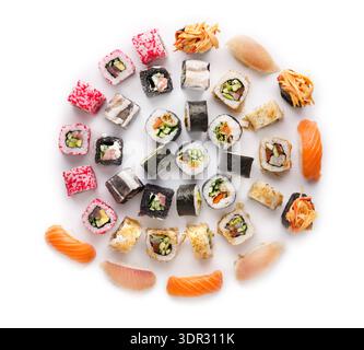 Verschiedene Sushi-Typen, die in einem Kreismuster auf einer weißen Oberfläche angeordnet sind Stockfoto