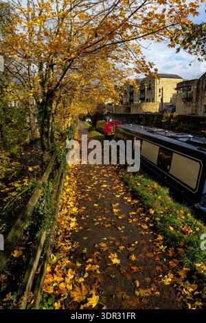 Blick auf Schmalboote auf dem Leeds und Liverpool Canal in Skipton Stockfoto