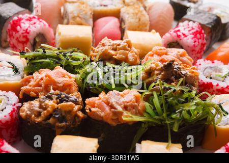 Sammlung von Sushi-Sorten auf einem großen Teller für eine Mahlzeit Stockfoto