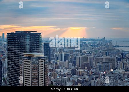 Skyline von Osaka bei Sonnenuntergang vom Umeda Sky Building Stockfoto