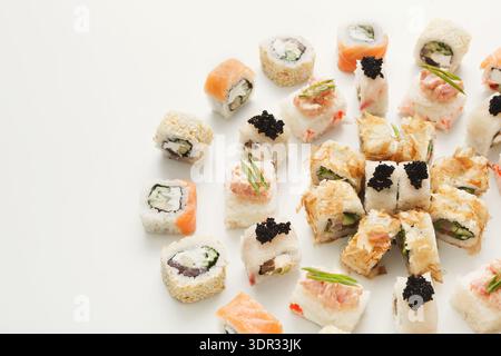 Sushi-Sortiment auf einer weißen Platte in kreisförmigem Muster Stockfoto