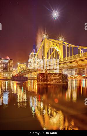 Roberto clemente Bridge und pittsburgh Downtown Stockfoto