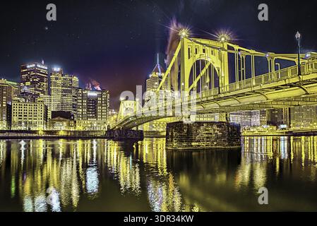 Roberto clemente Bridge und pittsburgh Downtown Stockfoto