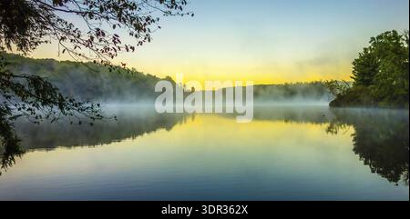 Grandfather Mountain Sunrise Reflections am Julian Price Lake in den Blue Ridge Mountains im Westen von North Carolina Stockfoto