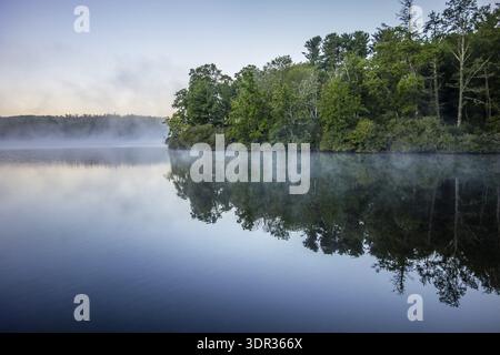 Grandfather Mountain Sunrise Reflections am Julian Price Lake in den Blue Ridge Mountains im Westen von North Carolina Stockfoto
